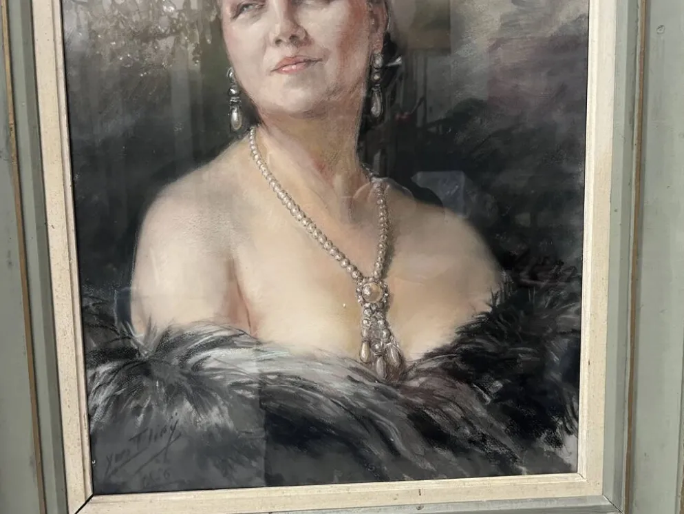 " femme aux épaules dénudées par yves diey " portrait en bustre
