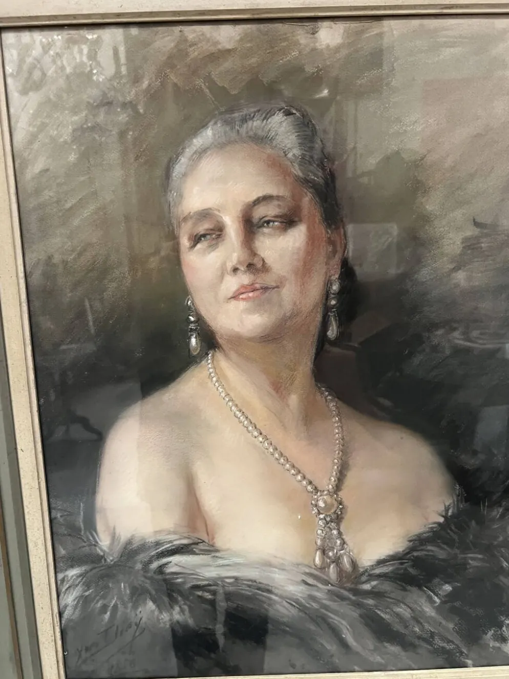 " femme aux épaules dénudées par yves diey " portrait en bustre