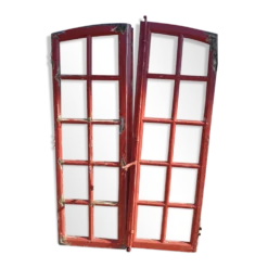 Fenêtre archée rouge