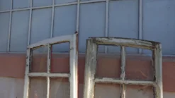 Fenêtre archée rouge