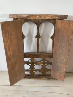 Fenêtre de Kasbah ancienne en bois massif sculpté – Artisanat Berbère