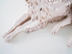 Figurine en porcelaine d'un chien Borzoi, années 1960, fabriquée en Europe.