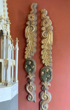 Frises de pilastre en bois sculpté polychrome italien du XVIIIe siècle, ensemble de 2