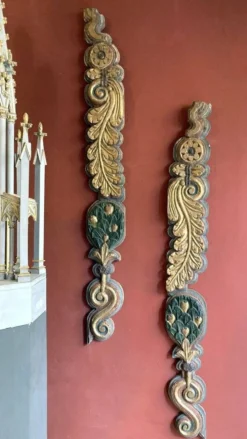 Frises de pilastre en bois sculpté polychrome italien du XVIIIe siècle, ensemble de 2