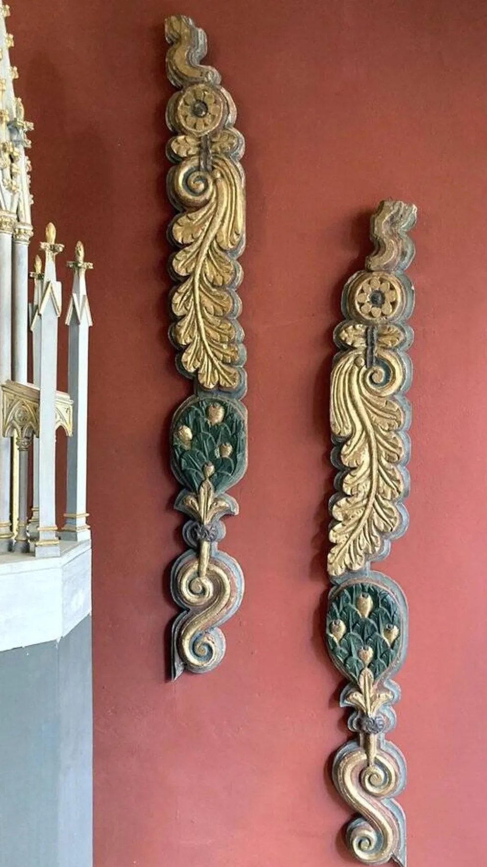 Frises de pilastre en bois sculpté polychrome italien du XVIIIe siècle, ensemble de 2