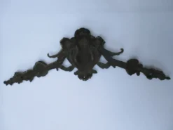 Fronton ancien en bronze