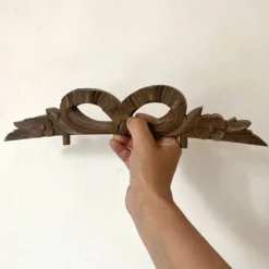 Fronton ancien ruban en bois sculpté