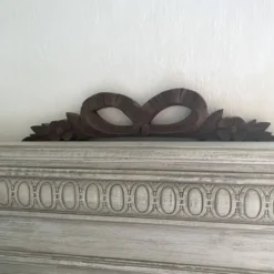 Fronton ancien ruban en bois sculpté