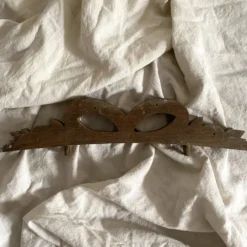 Fronton ancien ruban en bois sculpté