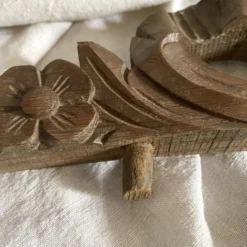 Fronton ancien ruban en bois sculpté