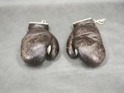 Gants de boxe en cuir et punching ball des années 1940, Tchécoslovaquie
