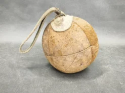 Gants de boxe en cuir et punching ball des années 1940, Tchécoslovaquie