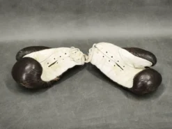 Gants de boxe en cuir et punching ball des années 1940, Tchécoslovaquie