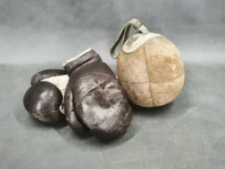 Gants de boxe en cuir et punching ball des années 1940, Tchécoslovaquie