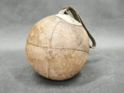 Gants de boxe en cuir et punching ball des années 1940, Tchécoslovaquie