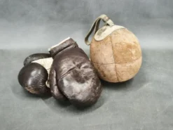 Gants de boxe en cuir et punching ball des années 1940, Tchécoslovaquie