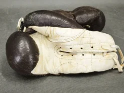 Gants de boxe en cuir et punching ball des années 1940, Tchécoslovaquie