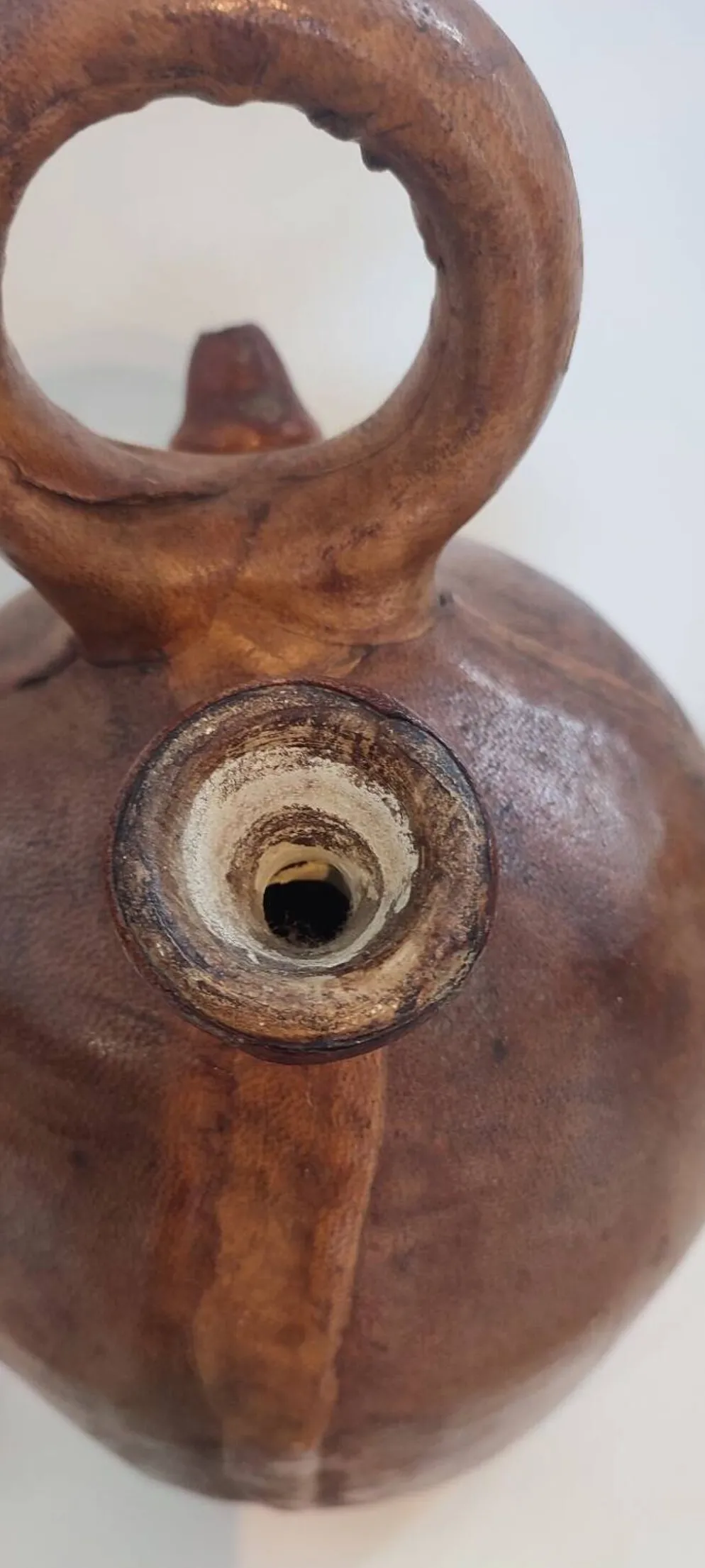 Gargoulette , cruche en terre cuite recouverte de cuir