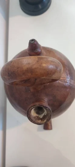 Gargoulette , cruche en terre cuite recouverte de cuir