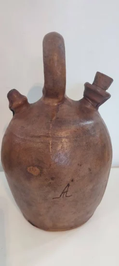 Gargoulette , cruche en terre cuite recouverte de cuir