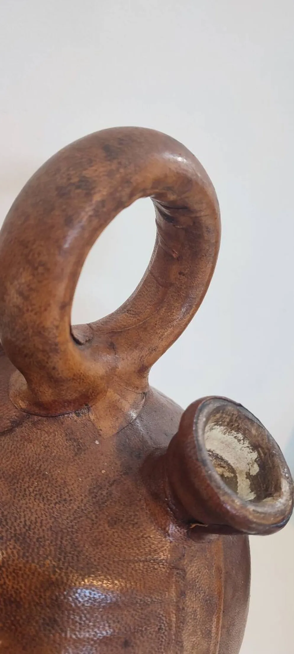 Gargoulette , cruche en terre cuite recouverte de cuir