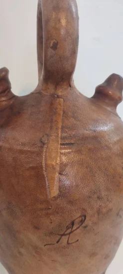 Gargoulette , cruche en terre cuite recouverte de cuir