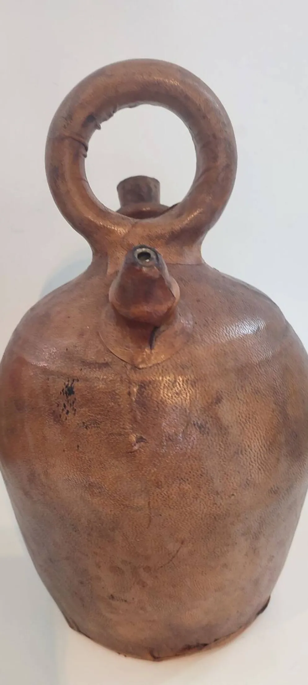 Gargoulette , cruche en terre cuite recouverte de cuir