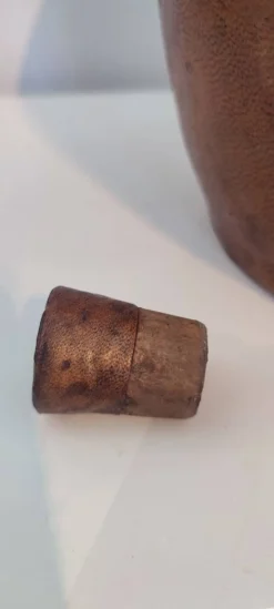 Gargoulette , cruche en terre cuite recouverte de cuir