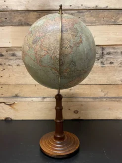 Globe antique allemand de table par Paul Räth & Dr A Krause, Leipzig années 1920.