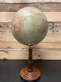 Globe antique allemand de table par Paul Räth & Dr A Krause, Leipzig années 1920.