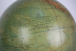 Globe en verre lumineux du milieu du siècle avec base en bois par Paul Rath, années 1950