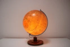 Globe en verre lumineux du milieu du siècle avec base en bois par Paul Rath, années 1950