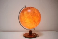 Globe en verre lumineux du milieu du siècle avec base en bois par Paul Rath, années 1950