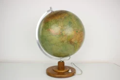 Globe en verre lumineux du milieu du siècle avec base en bois par Paul Rath, années 1950