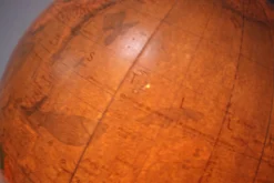 Globe en verre lumineux du milieu du siècle avec base en bois par Paul Rath, années 1950