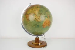 Globe en verre lumineux du milieu du siècle avec base en bois par Paul Rath, années 1950