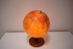 Globe en verre lumineux du milieu du siècle avec base en bois par Paul Rath, années 1950