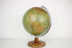 Globe en verre lumineux du milieu du siècle avec base en bois par Paul Rath, années 1950