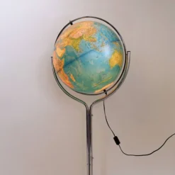 Globe géoscope lumineux sur pied chromé, Italie vers 1980