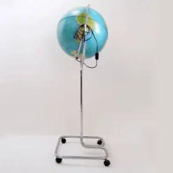 Globe géoscope lumineux sur pied chromé, Italie vers 1980