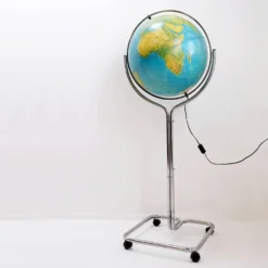 Globe géoscope lumineux sur pied chromé, Italie vers 1980
