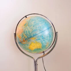 Globe géoscope lumineux sur pied chromé, Italie vers 1980