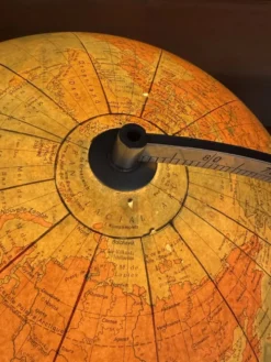 Globe terrestre lumineux de RÄTH en verre, bois et métal, Allemagne 1975