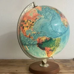 Globe terrestre lumineux vintage
