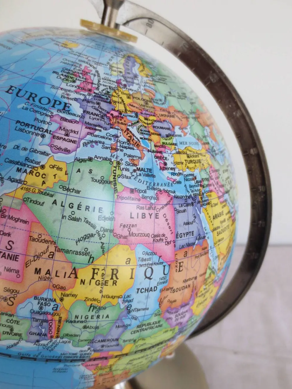 Globe terrestre : mappemonde en métal