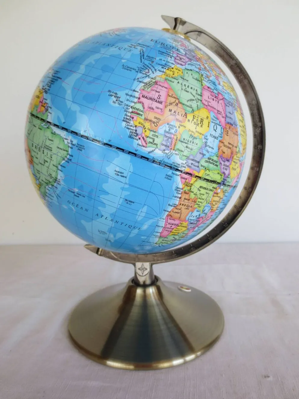 Globe terrestre : mappemonde en métal