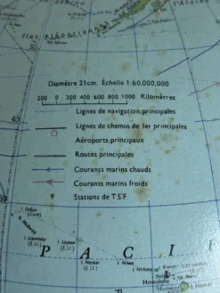 Globe terrestre, mappemonde tripode en verre Taride, 1962