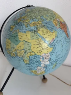 Globe terrestre, mappemonde tripode en verre Taride, 1962