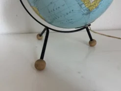 Globe terrestre, mappemonde tripode en verre Taride, 1962