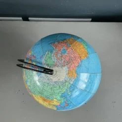 Globe terrestre vintage Girard et Barrère - Années 50-60 - piètement string - Ref 1153